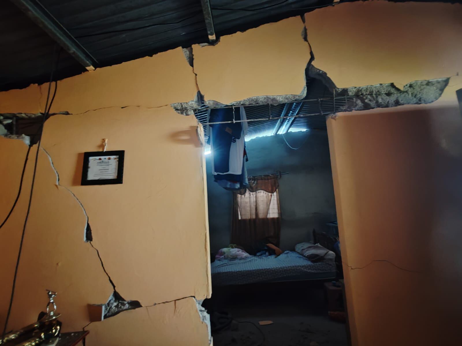 Los efectos del sismo fueron devastadores en una gran cantidad de viviendas, cuyos habitantes siguen a la intemperie. (Cortesía)