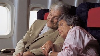 Un estudio asegura que los ancianos deberían viajar separados en el avión por motivos de seguridad