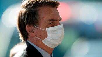 Autoridades estatales acusaron al gobierno de Jair Bolsonaro de querer “invisibilizar” los muertos de coronavirus en Brasil