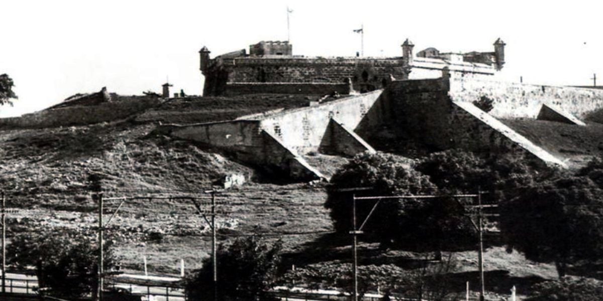 Durante los siglos XIX y XX, el castillo se utilizó como almacén de provisiones y punto estratégico para observaciones científicas y topográficas (Wikipedia)