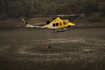 Un helicóptero recoge agua para ayudar con las labores de extinción de un incendio en Lugo (Adrián Irago / Europa Press)
