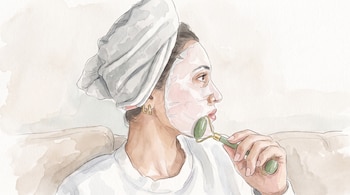 Ilustración de una mujer de perfil, con mascarilla facial blanca, toalla blanca en la cabeza, usando un rodillo de jade verde en la barbilla.