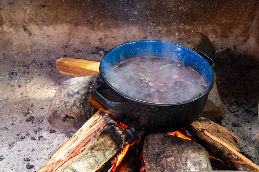 Las cocineras tradicionales compartieron en Ciudad de Guatemala técnicas, ingredientes y relatos que sostienen la vigencia de los recados mayas en la vida comunitaria. (DCA)