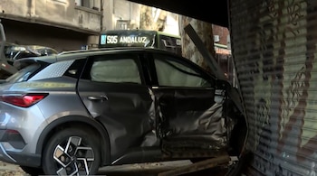 Una camioneta fue chocada y incrustó una vidriera (Captura Telenoche/Canal 4)