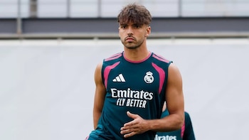 Asencio no se entrena con el Real Madrid por una lesión en la pierna derecha