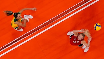 Jordyn en acción durante la final de voleibol femenil ante Brasil en Tokio 2020 (Foto: Reuters)