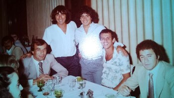 Junto a Diego Maradona. Compartieron