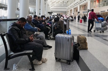 Pasajeros cuyos vuelos fueron cancelados