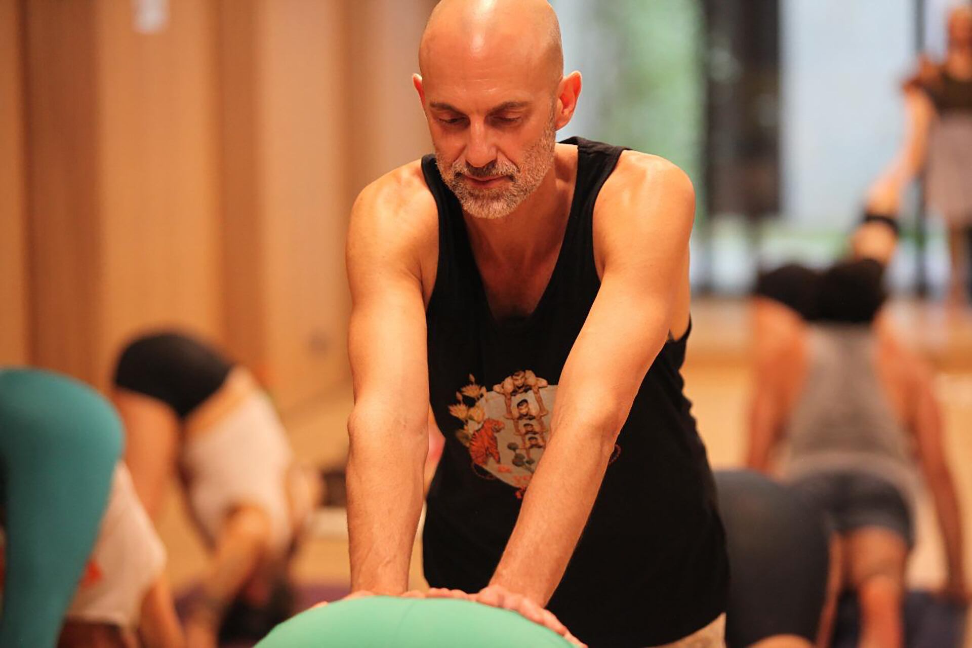 Rafael Martínez se sumó a la práctica del ashtanga yoga en 2005 y acompaña a Carballal en la enseñanza de la disciplina