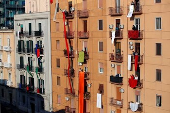 Personas observan cómo el sacerdote
