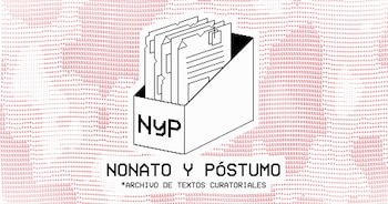 Gráfico de arte pixelado que representa un archivador blanco con documentos, sobre un fondo rojo abstracto de caracteres ASCII, con el texto 'Nonato y Póstumo' debajo