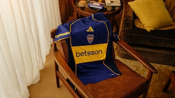 La flamante camiseta rinde homenaje al título de la Libertadores 2001 (Adidas)