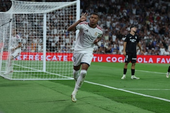 El delantero francés del Real Madrid Kylian Mbappé celebra su tercer gol durante el encuentro vs Real Sociedad. (Kiko Huesca /EFE)