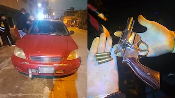 Un automóvil rojo estacionado de noche y unas manos con guantes que sostienen un revólver y tres cartuchos de bala