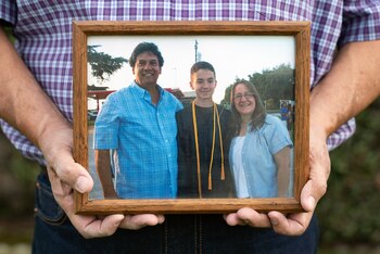 Eric Prieto muestra una fotografía