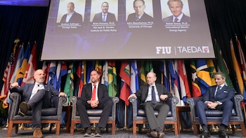 Durante su panel en la XI Conferencia Hemisférica de Seguridad, Rafael Grossi estuvo acompañado de John Mearsheimer y Brian Fonseca.