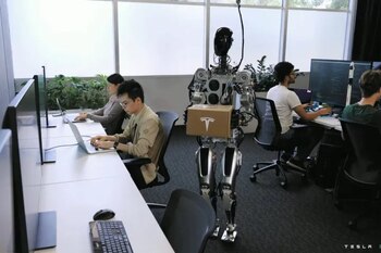 Optimus "trabajando" en una oficina