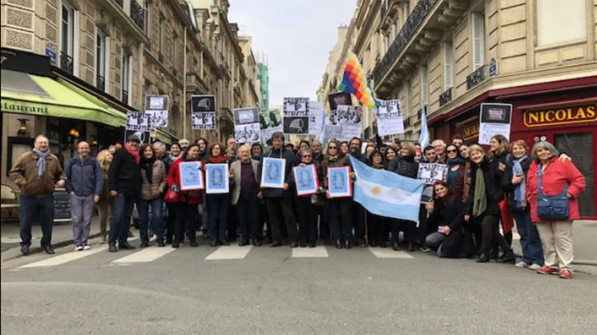 La ACAF, reunida en París con pancartas y consignas por el 24 de marzo