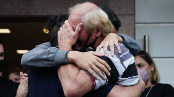 Los ciudadanos llorando a sus