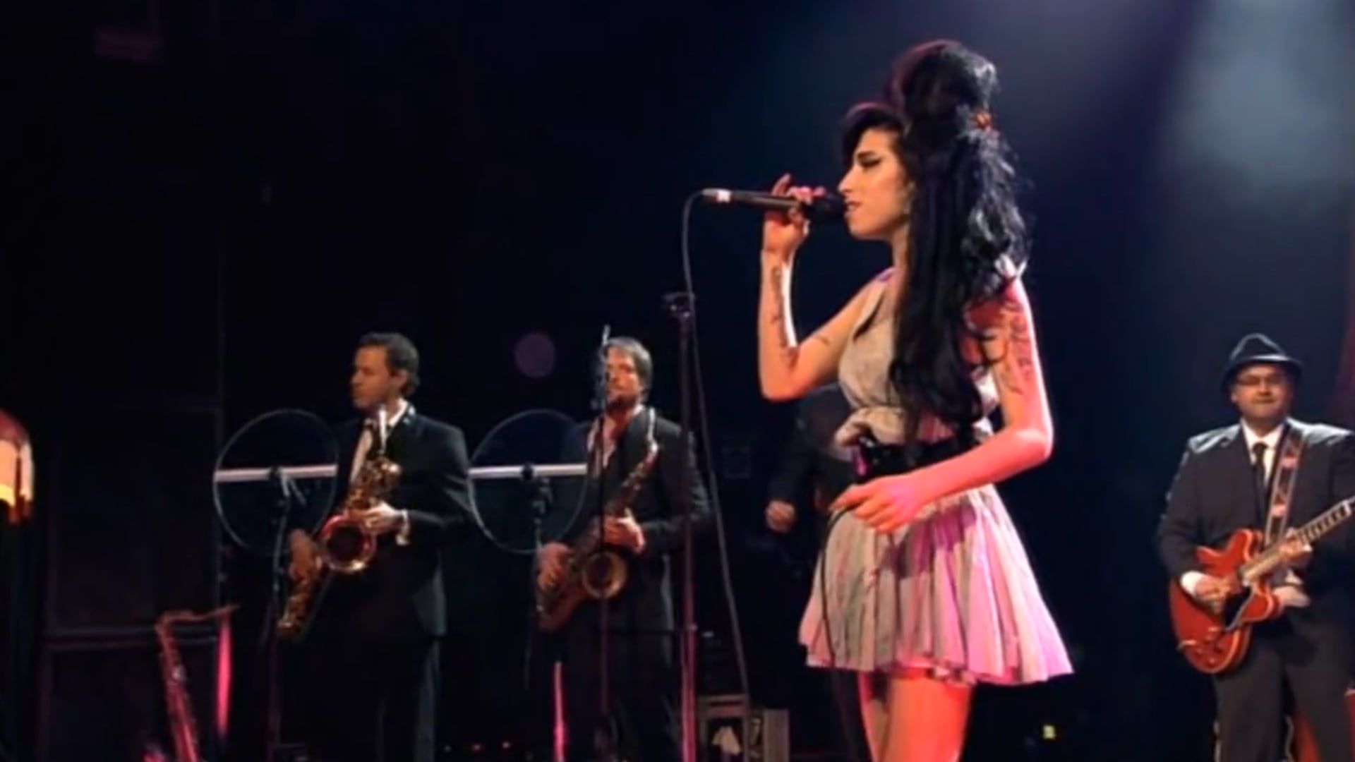 La vestimenta de Amy Winehouse combinó faldas ajustadas, vestidos pin-up y prendas grunge con la impronta de Camden