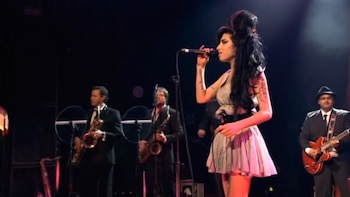 La vestimenta de Amy Winehouse combinó faldas ajustadas, vestidos pin-up y prendas grunge con la impronta de Camden
