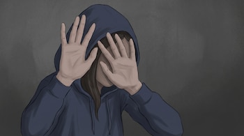 Ilustración de una persona con sudadera azul y capucha puesta, con las dos palmas de las manos colocadas frente a la cara.