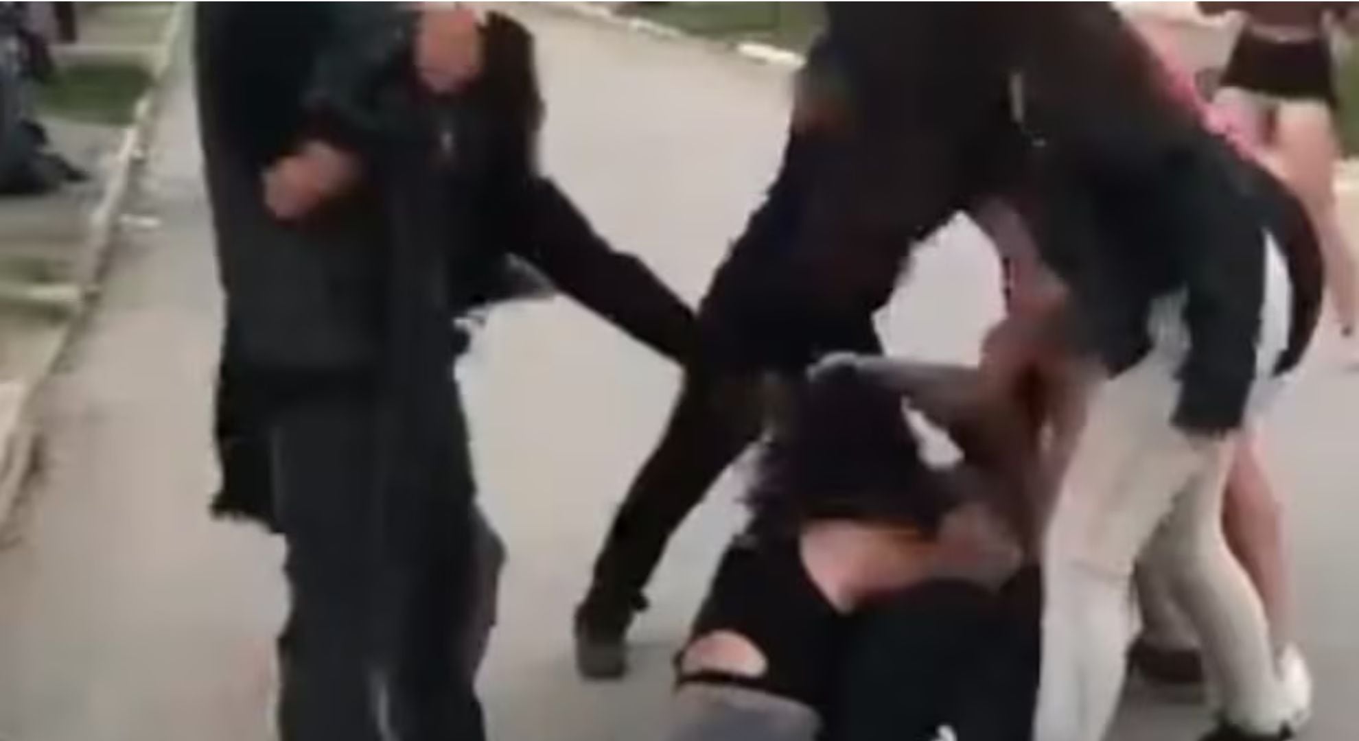 El momento en el que la menor de edad fue atacada por un grupo de chicas (Gentileza: El Doce)