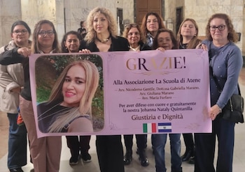 Amigas y familiares de Jhoanna sostienen carteles con su rostro y el lema «Stop femminicidio» tras escucharse el veredicto en el tribunal (Cortesía: Il Quotidiano Latinoamericano).