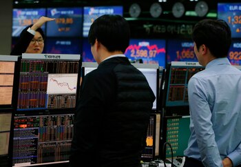 Varios agentes de bolsa surcoreanos trabajan en el KEB Hana Bank de Seúll (Corea del Sur). EFE/ Kim Hee-chul/Archivo