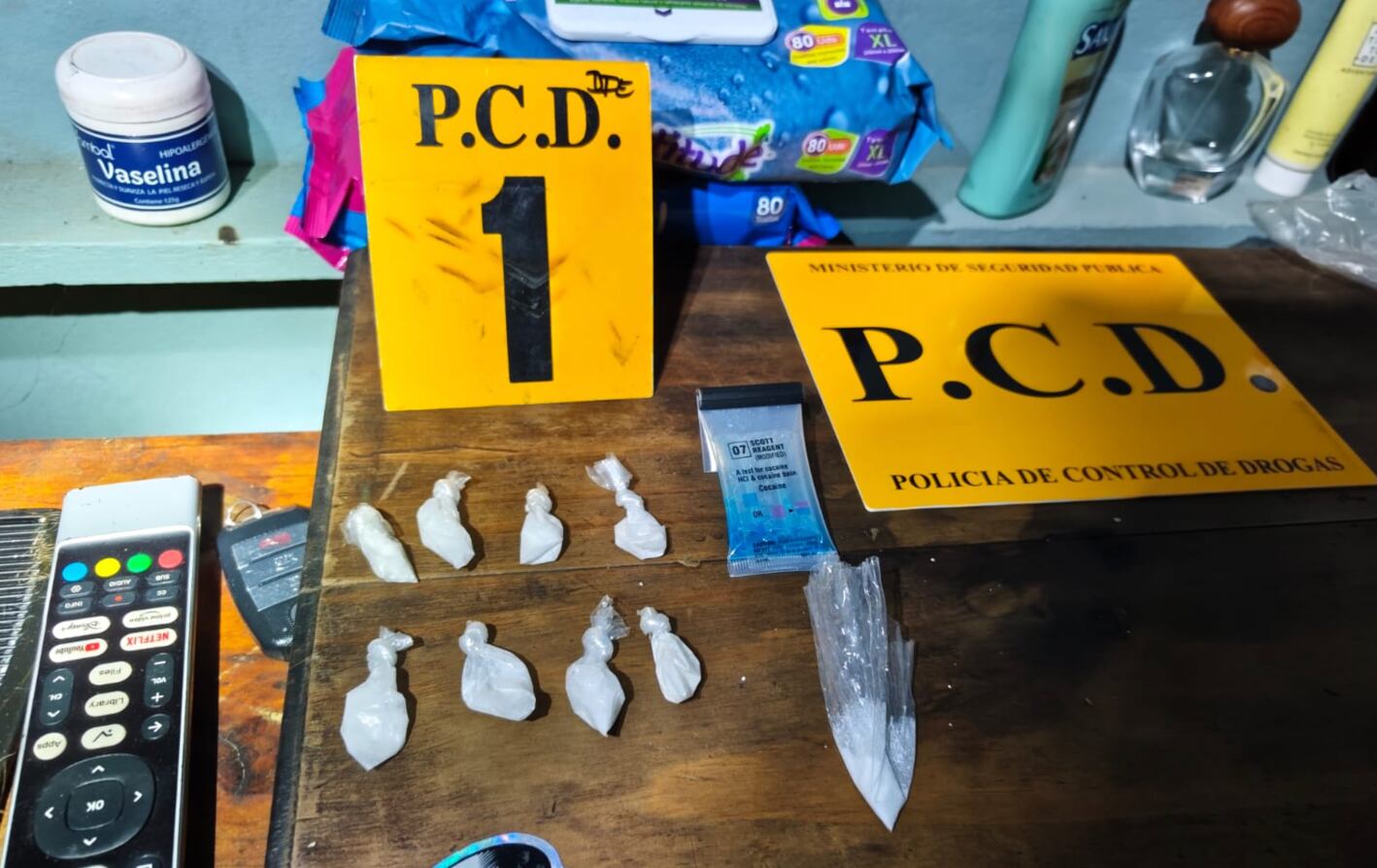 Los agentes decomisaron 130 dosis de crack, marihuana, cocaína, dinero en efectivo y un arma artesanal. Crédito: MSP