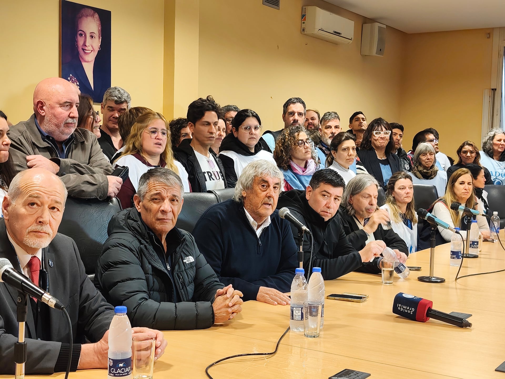 Sergio Romero, junto con Octavio Argüello y Cristian Jerónimo, anuncia el plan de lucha de los sindicatos docentes de la CGT