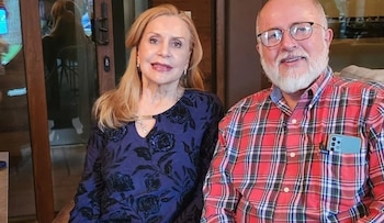 En 2023, Gloria Hernández participó en un reencuentro público con sus admiradores y compartió detalles inéditos de su experiencia internacional. Aquí junto al blogger 'History of Beauty' (Foto: History of Beauty)