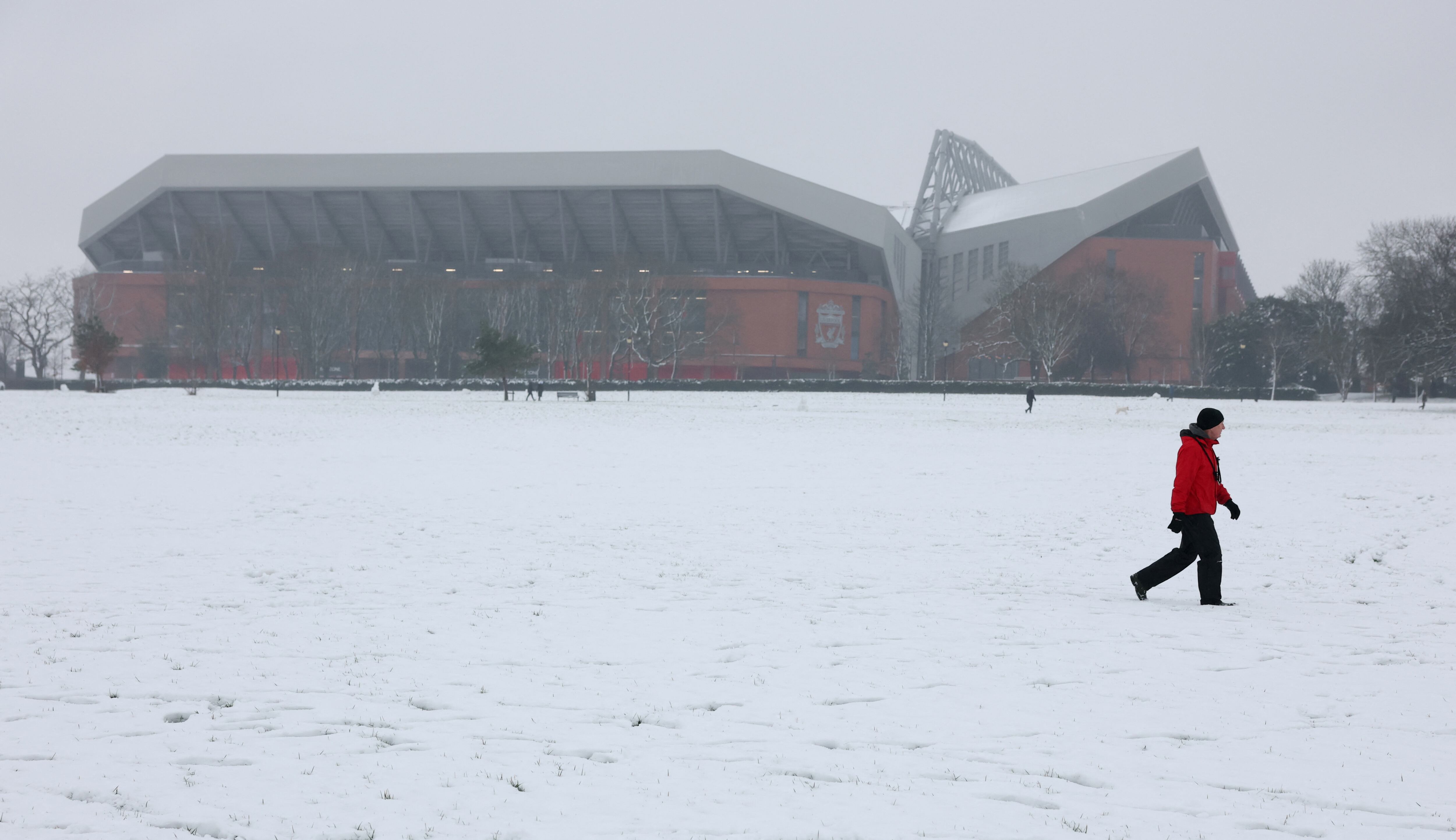 Así luce Anfield Road tras la fuerte nevada previa al partido del Liverpool contra Manchester United - crédito REUTERS/Phil Noble