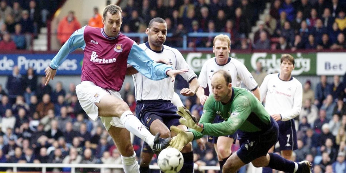 West Ham United descendió en la Premier League 2002/2003 con 42 puntos, el récord más alto para un equipo relegado en la historia (Premier League)