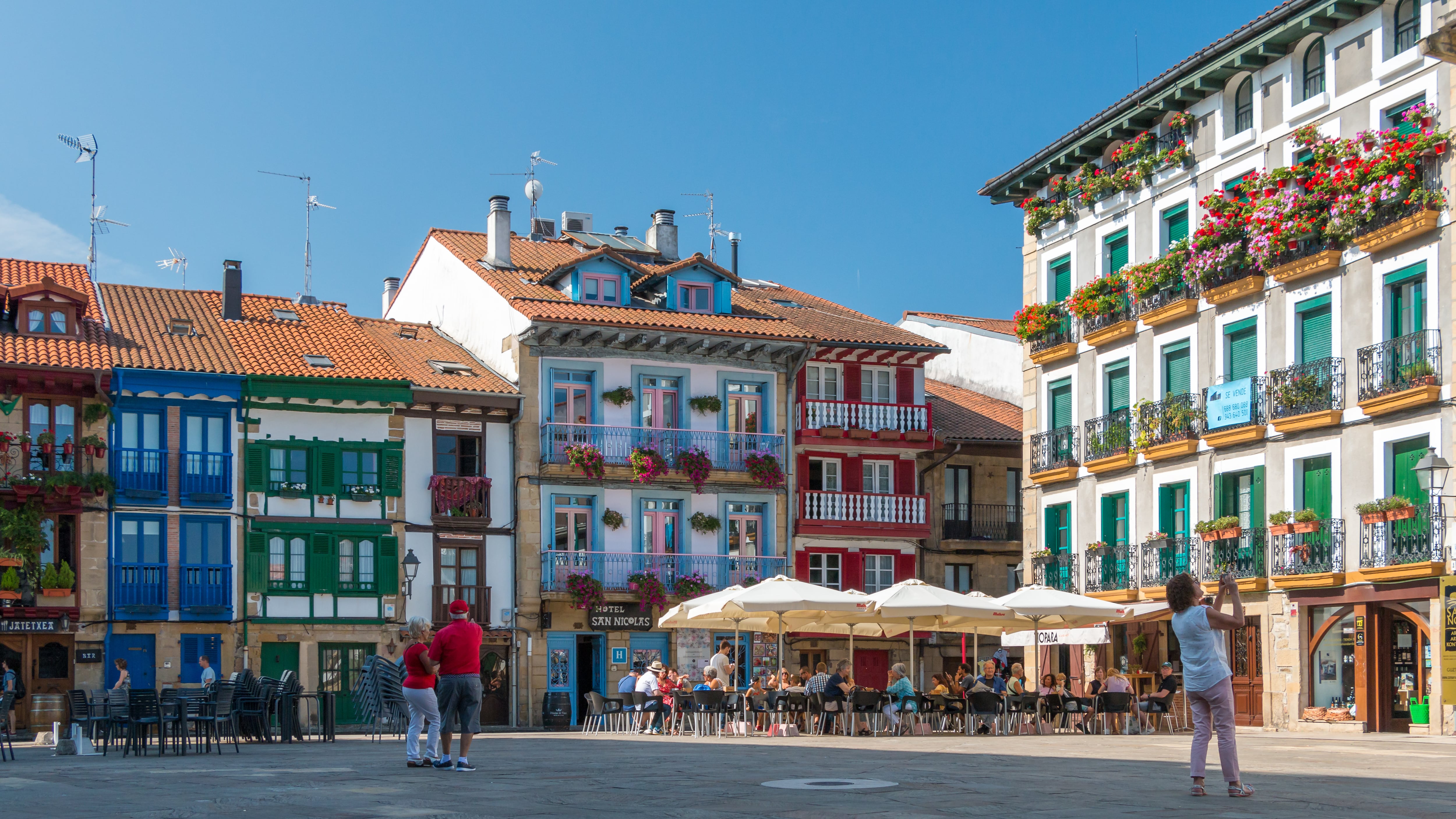 El barrio de la Marina, en Hondarribia, en el País Vasco. / Adobe Stock