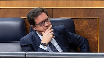 El Gobierno se resiste a crear una autoridad independiente para vigilar a los lobbies y políticos e insiste en que el ministro Óscar López elija a su responsable