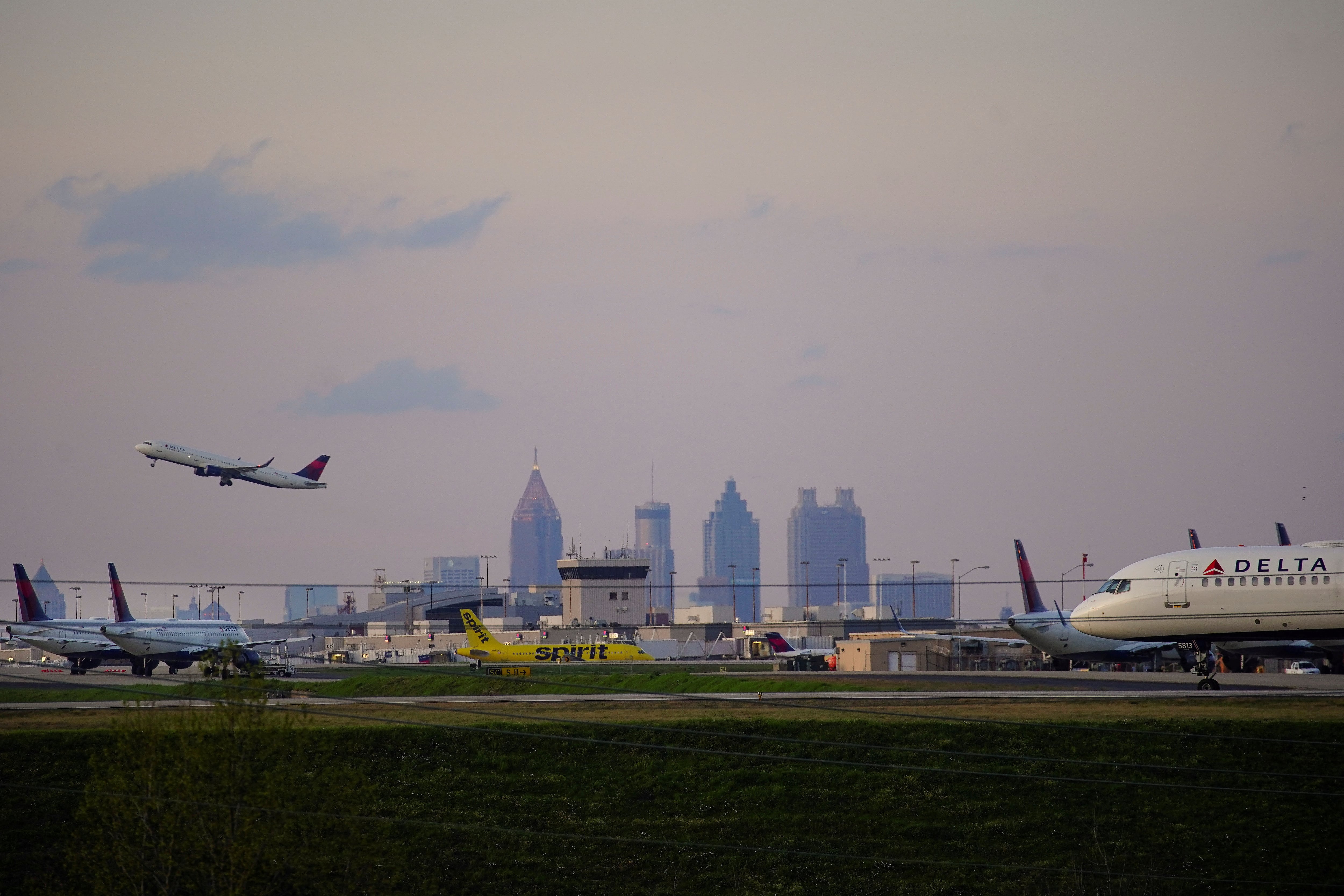 El último derrame de combustible fue detectado durante el fin de semana del Día de los Caídos, cuando aumenta el tráfico aéreo en Atlanta (REUTERS/Elijah Nouvelage/File Photo)