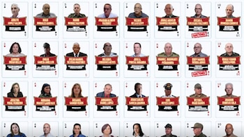 Una serie de naipes muestra