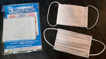 Una de las mascarillas enviadas