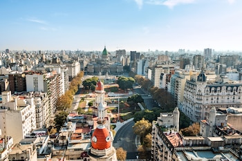 El edificio se destaca claramente, así como la plaza que se extiende hacia la avenida de Mayo