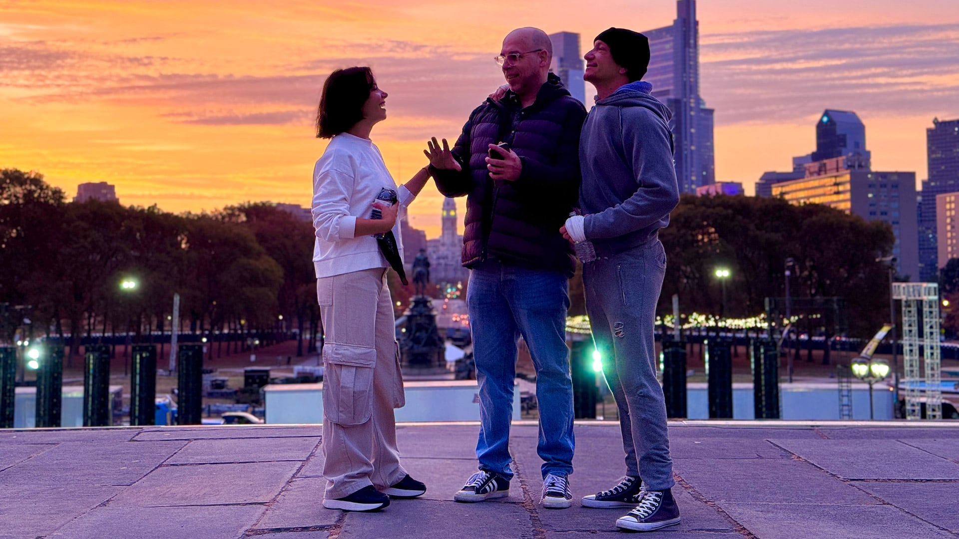 Dos imágenes del viaje que hizo el equipo para filmar escenas en Filadelfia que luego aparecen en pantalla y mapping en la obra (Prensa Rocky)
