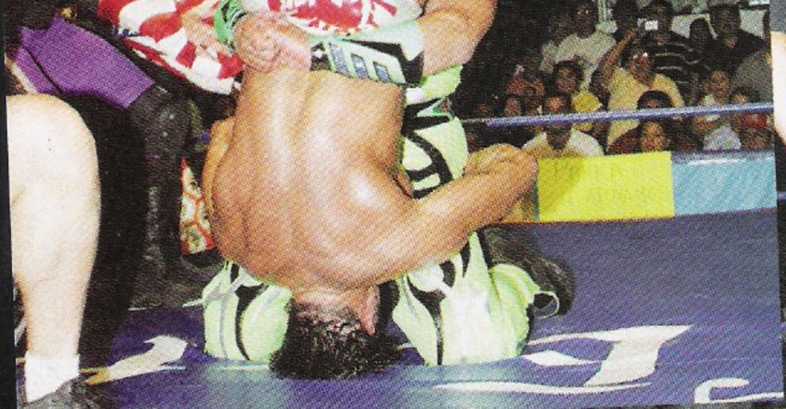 Abismo Negro contra Latin Lover, aplicando un martinete (Foto: Twitter/@LuchaLibreYYa)