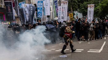 La Policía lanzó gases lacrimógenos (Photo by ISAAC LAWRENCE / AFP)