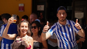 Sevilla se tiñe con los colores del Atlético y la Real de aficionados desplazados por la final de Copa