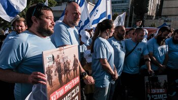 Un grupo de manifestantes prende