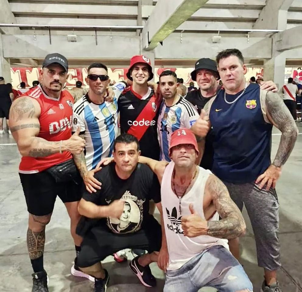 Mauro Ferreras, con lentes de sol y camiseta de la Selección. El otro con camiseta argentina es su hermano Leandro. A la izquierda de la foto, con muscula roja de River y gorra negra, Ariel