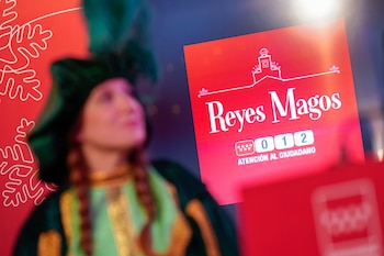 Un paje que acompañó a los Reyes Magos en el servicio 012 de la Comunidad de Madrid
