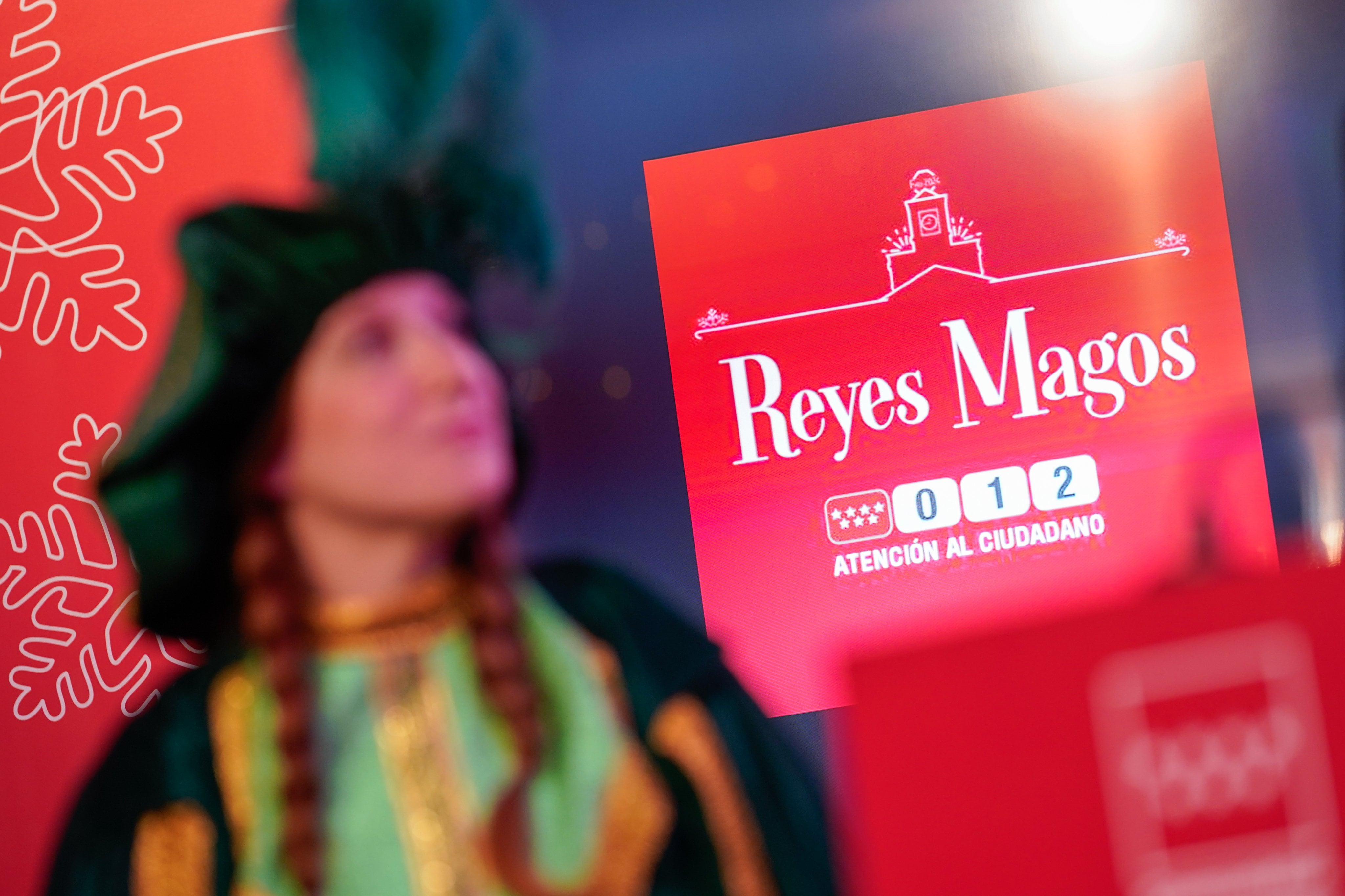 Un paje que acompañó a los Reyes Magos en el servicio 012 de la Comunidad de Madrid