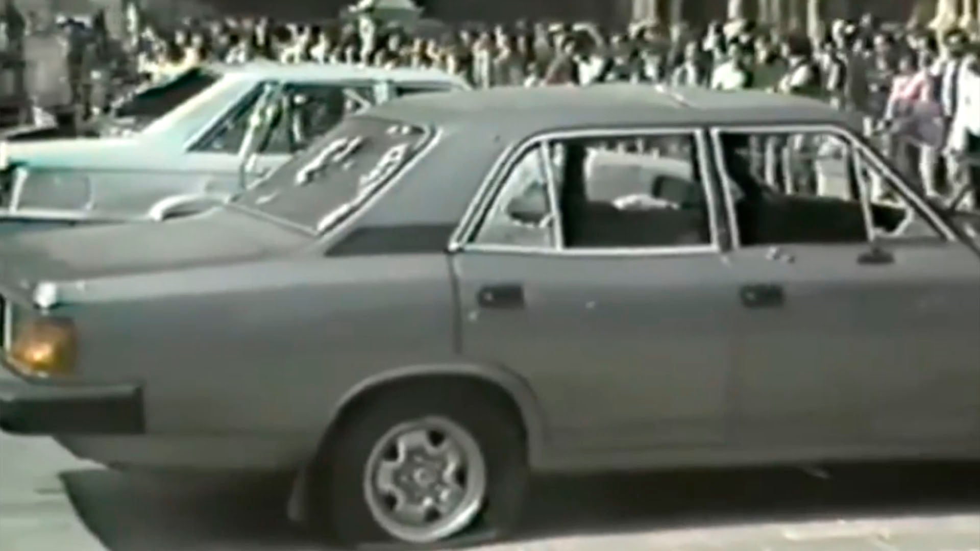 Autos alcanzados por balazos. La dictadura de Pinochet declaró el estado de sitio por noventa días y lanzó una represalia que incluyó censura, allanamientos, detenciones y asesinatos en Chile (Captura de video)