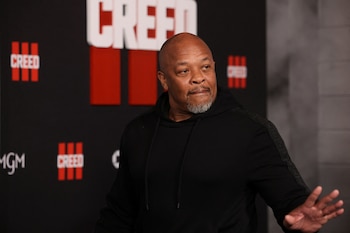 Dr. Dre se distingue por su perfeccionismo y ética de trabajo, priorizando la excelencia artística por encima de fechas o intereses financieros (REUTERS/Mario Anzuoni)